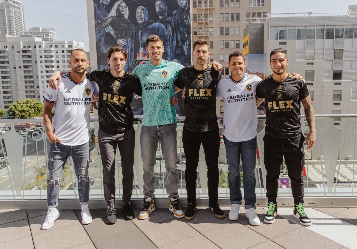 Jugadores del LA Galaxy y el LAFC piden a los aficionados no optar por la violencia en los estadios.