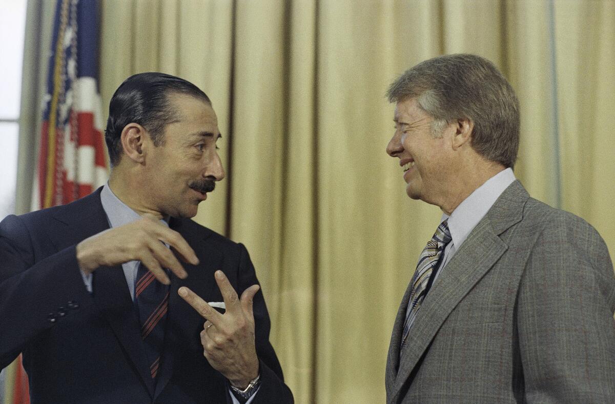 ARCHIVO - El presidente estadounidense Jimmy Carter conversa con su homólogo argentino Jorge R. Videla
