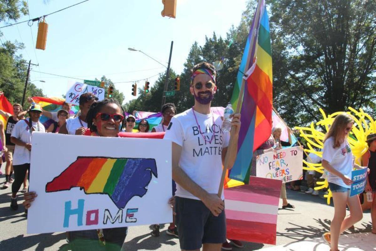 Un grupo de personas participan en el festival del Orgullo Gay en la ciudad de Durham, Carolina del Norte (EE.UU.). EFE/Walter Gómez/Archivo