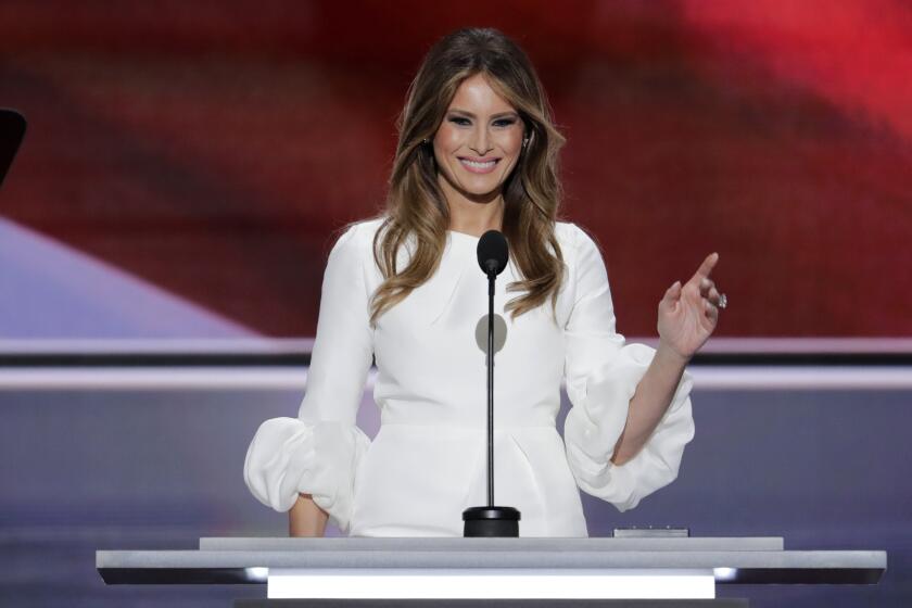 ARCHIVO - Melania Trump, esposa del candidato presidencial republicano Donald Trump, da un discurso durante el primer día de la Convención Nacional Republicana en Cleveland, el 18 de julio de 2016. (AP Foto/J. Scott Applewhite, archivo)