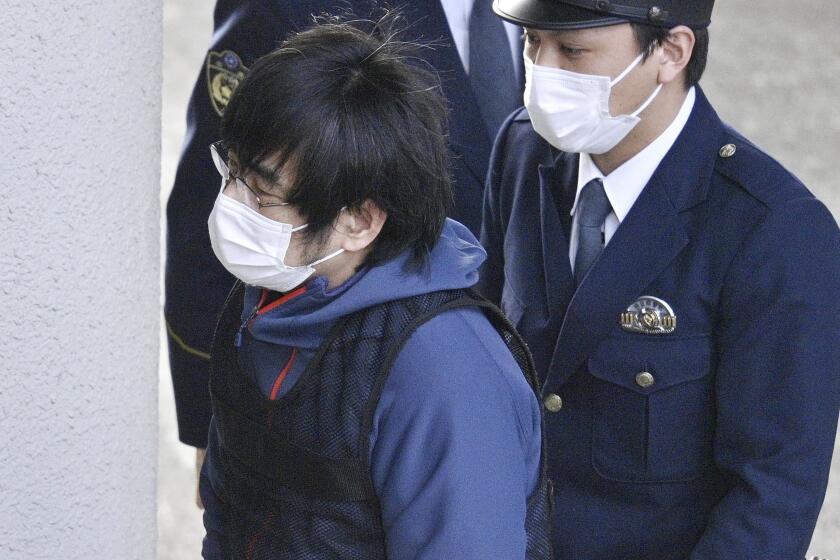 Tetsuya Yamagami, el presunto asesino del ex primer ministro de Japón Shinzo Abe, entra a una comisaría de policía en Nara, en el oeste de Japón, el 10 de enero de 2023. (Kyodo News vía AP)
