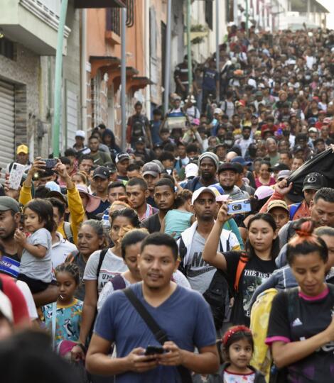 Migrantes comienzan a caminar hacia el norte con rumbo a la Ciudad de México 
