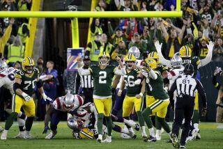 Mason Crosby (2), pateador de Packers de Green Bay, celebra después de conectar un gol de campo de 31 yardas durante el tiempo extra, en el juego de la NFL en contra de los Patriots de Nueva Inglaterra, el domingo 2 de octubre de 2022, en Green Bay, Wis. Los Packers ganaron 27-24. (AP Foto/Mike Roemer)