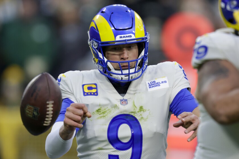 Matthew Stafford pierde el balón durante la primera mitad del partido de los Rams contra los Packers de Green Bay el domingo.