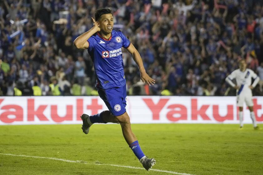 ngel Sepúlveda, de Cruz Azul, celebra después de anotar el primer gol del partido en contra de Monterrey durante el partido de vuelta de la semifinal, en la Ciudad de México, el domingo 19 de mayo de 2024. (AP Foto/Eduardo Verdugo)