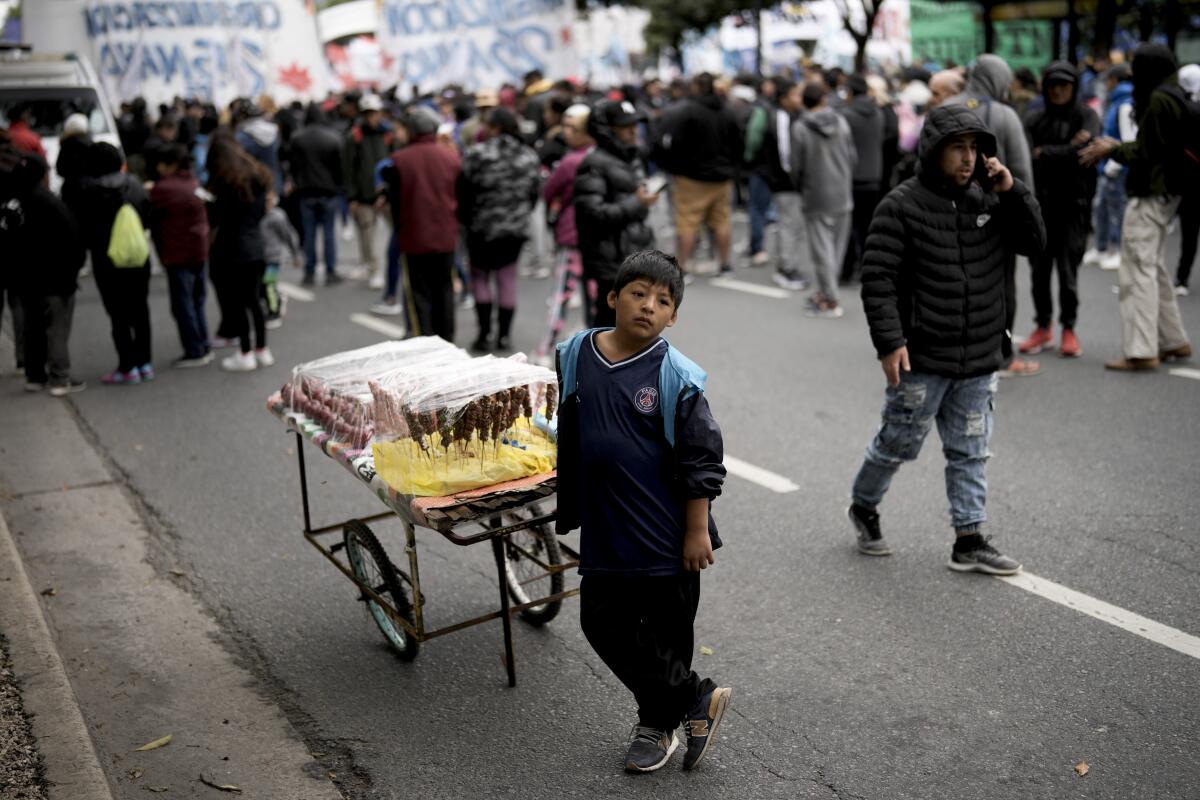 David Azurduy vende dulces a las personas que marchan en el Día Internacional de los Trabajadores 