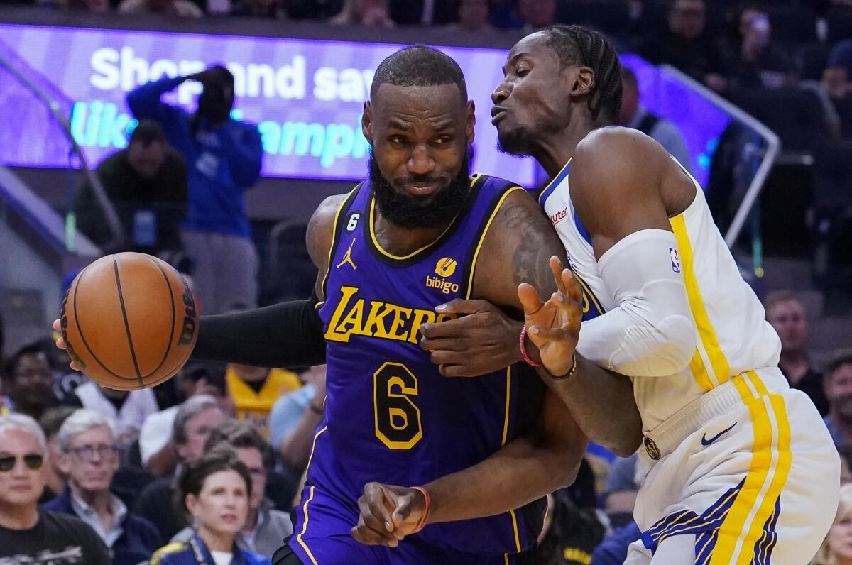 Los Angeles Lakers forward LeBron James (6) tries to get around Golden State Warriors forward Jonathan Kuminga
