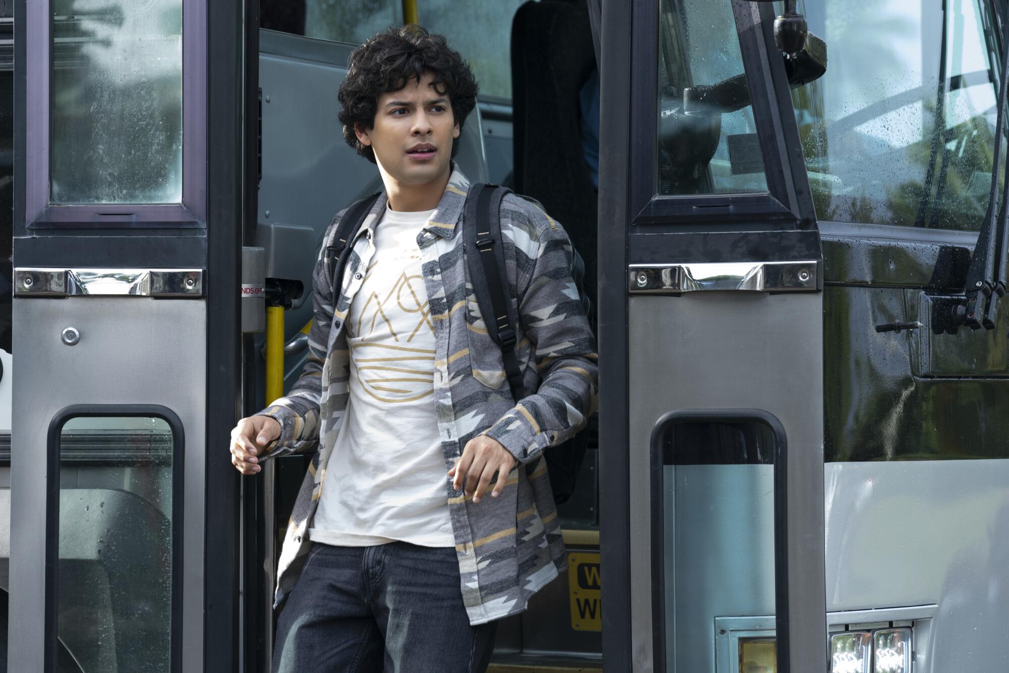 Xolo Maridueña es Miguel Díaz en la serie "Cobra Kai" que estrena su temporada 5 este viernes.