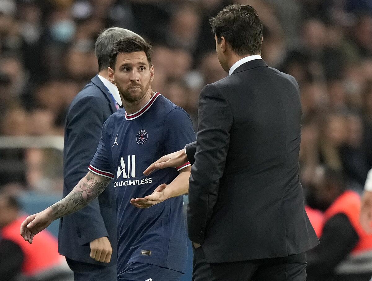 Lionel Messi observa al técnico el PSG Mauricio Pochettino tras ser sustituido