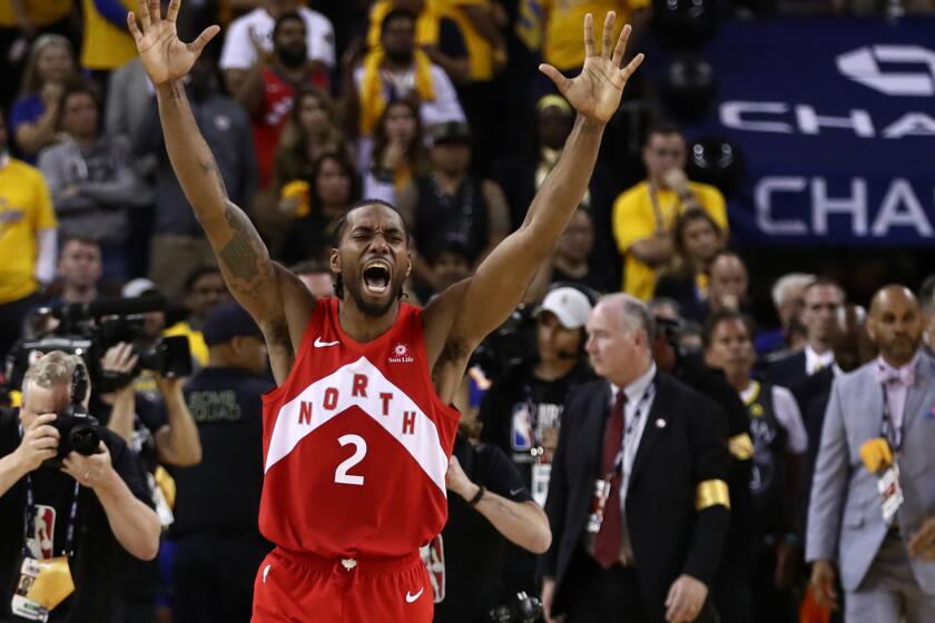 OAKLAND, CALIFORNIA - JUNE 13: Kawhi Leonard #2 of the Toronto Raptors celebrates his teams win over the Golden State Warriors in Game Six to win the 2019 NBA Finals at ORACLE Arena on June 13, 2019 in Oakland, California. NOTE TO USER: User expressly acknowledges and agrees that, by downloading and or using this photograph, User is consenting to the terms and conditions of the Getty Images License Agreement. (Photo by Ezra Shaw/Getty Images) *** BESTPIX *** ** OUTS - ELSENT, FPG, CM - OUTS * NM, PH, VA if sourced by CT, LA or MoD **