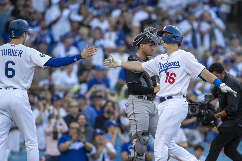 Will Smith (16 ans) des Dodgers est félicité par son coéquipier Trea Turner après que Smith a frappé un circuit de trois points le 20 août 2022.