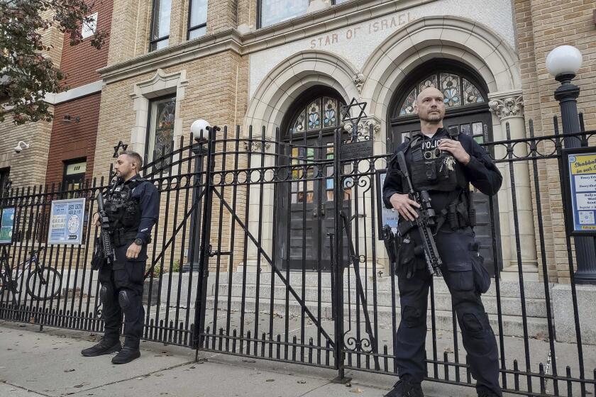 Policías montan guardia frente a la sinagoga de Hoboken, Nueva Jersey, el 3 de noviembre de 2022. (AP Foto/Ryan Kryska, File)