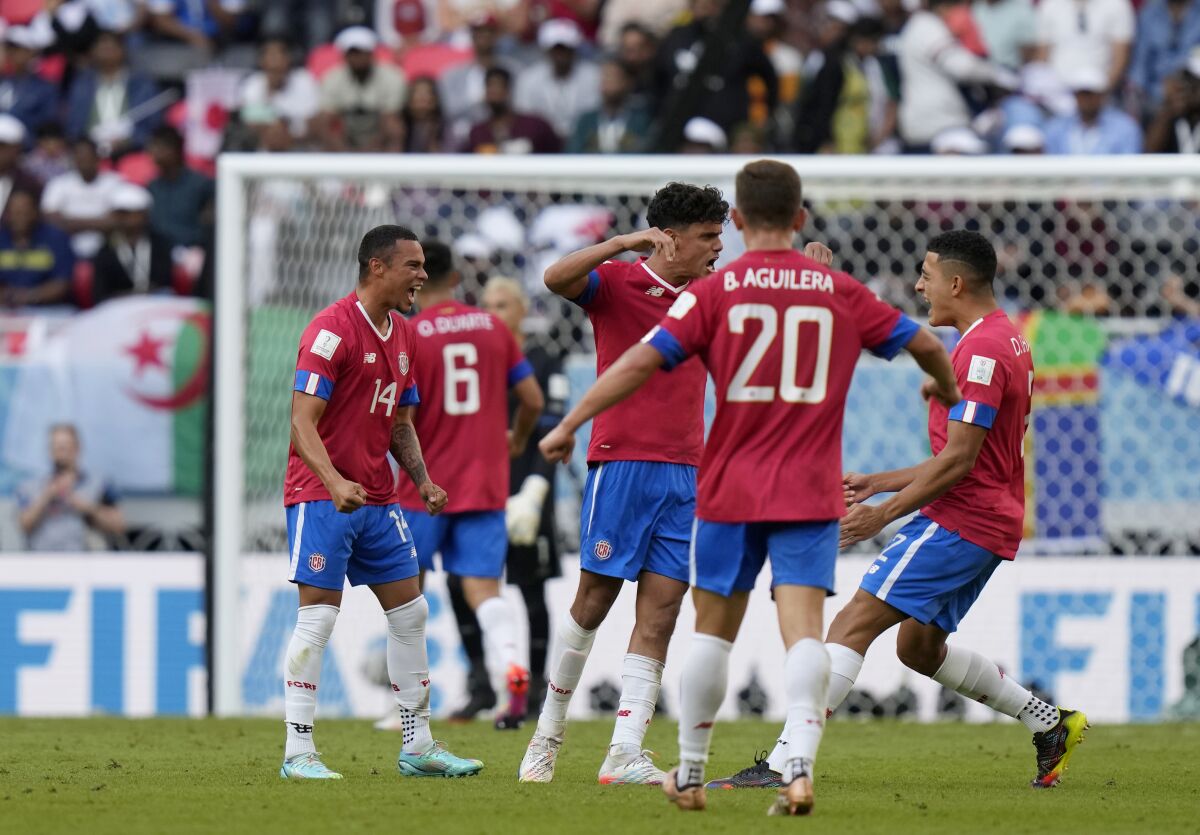 Los jugadores de Costa Rica celebran al final del partido que le ganaron a Japón 1-0 por el Grupo E 