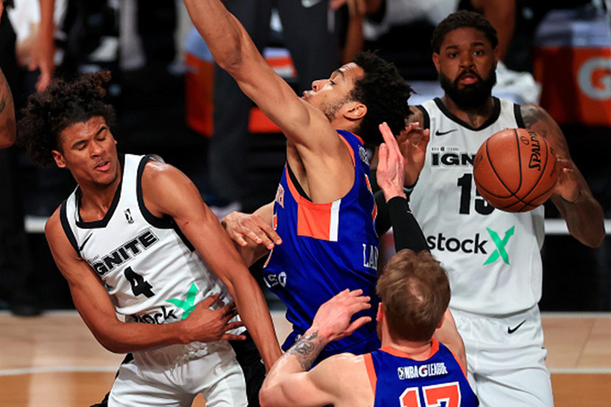 Ignite's Jalen Green (4) flips a pass between Westchester Knicks defenders during a G league game last season.