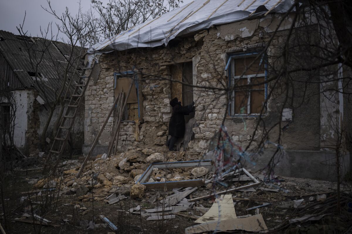 Oleksandra Hryhoryna inspecciona su casa, dañada por proyectiles el pasado otoño en Kalynivske, Ucrania