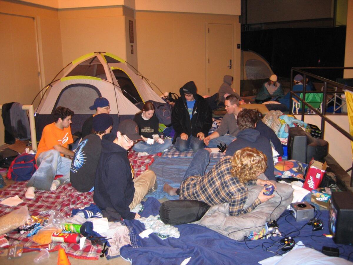 Студенты Калифорнийского университета в Лос-Анджелесе разбивают лагерь возле Павильона Поли, ожидая очереди за билетами.