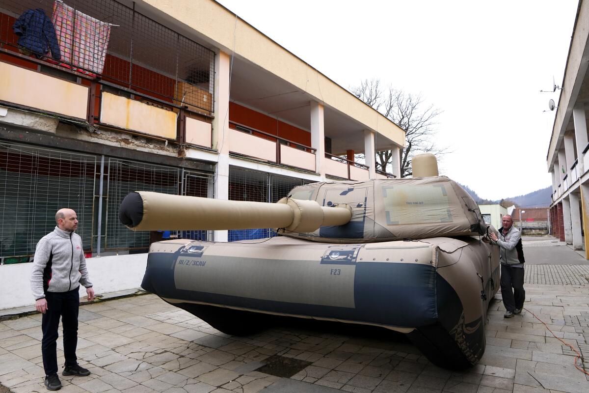 Un tanque de guerra Abrams falso inflable es presentado a los medios en Decín, República Checa