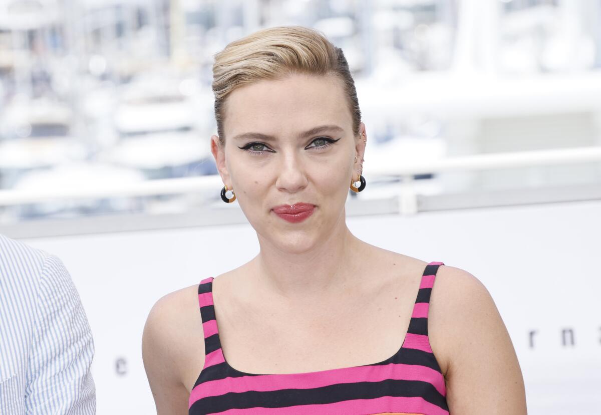 Scarlett Johansson posa para los fotógrafos antes de la proyección de la cinta "Asteroid City"