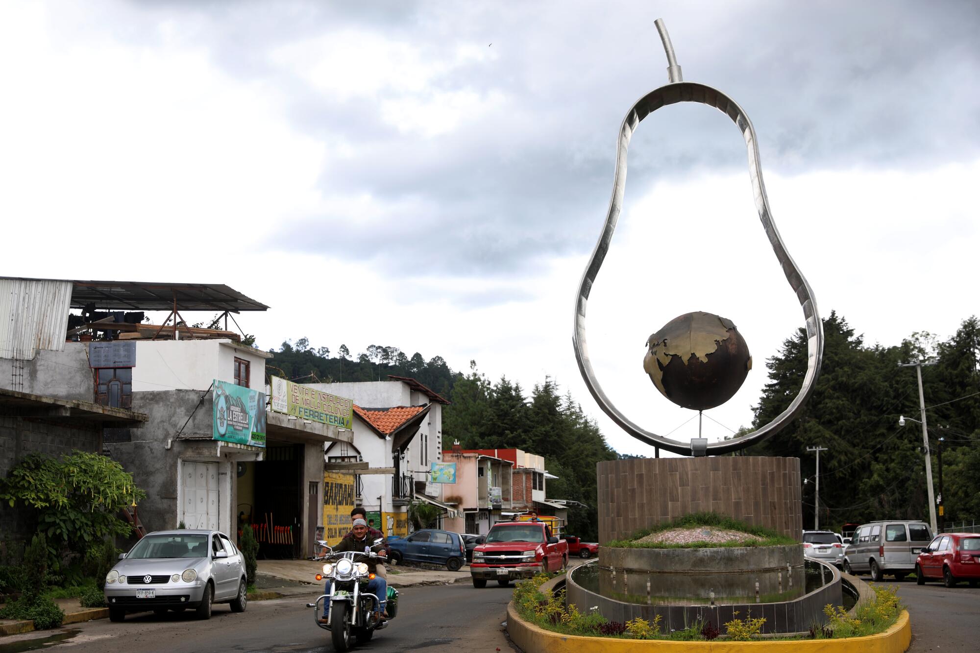 La entrada a Tancitaro, un centro de cultivo de aguacate en México que creó su propia fuerza policial la cual protege el comercio local de aguacate.