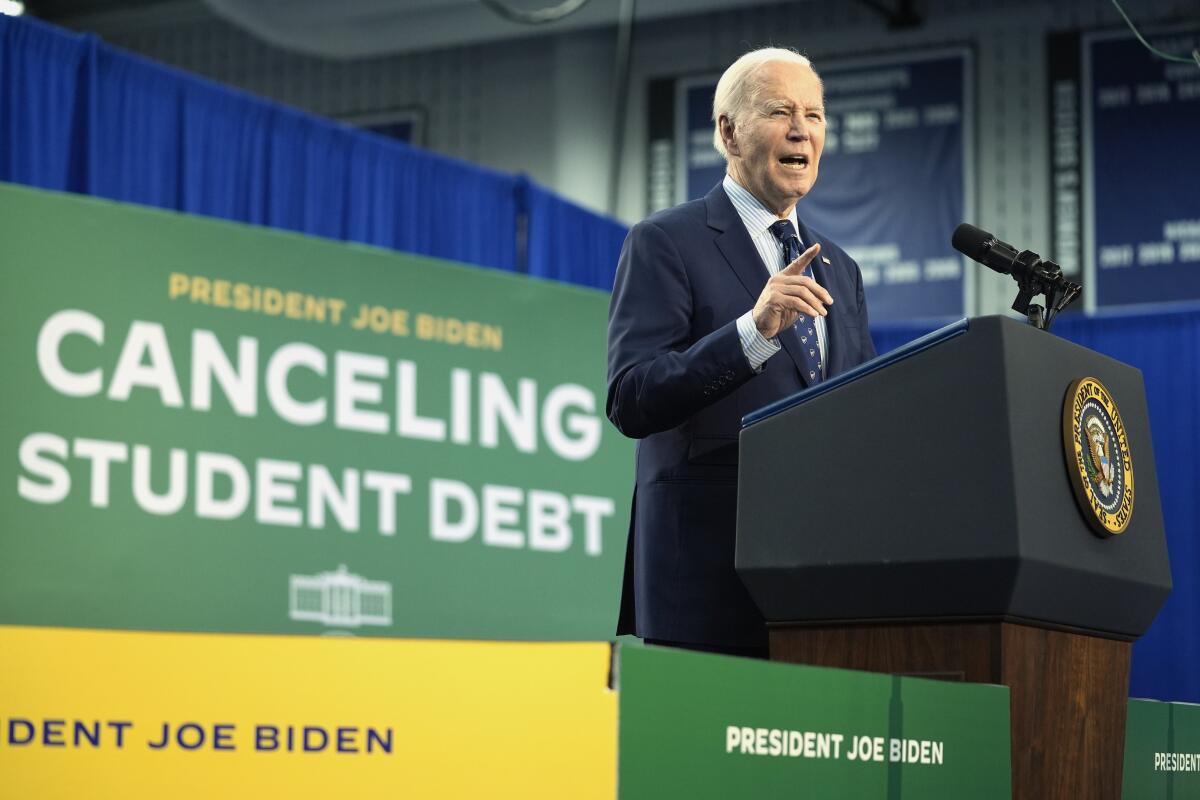 ARCHIVO - El presidente Joe Biden habla sobre los préstamos estudiantiles, el 8 de abril de 2024
