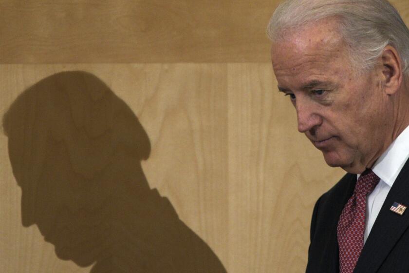 ARCHIVO -El vicepresidente Joe Biden baja del escenario tras hablar sobre la agenda de seguridad nuclear del gobierno de Obama, el 18 de febrero de 2010, en Ft. McNair, en Washington. (AP Foto/Susan Walsh, Archivo)