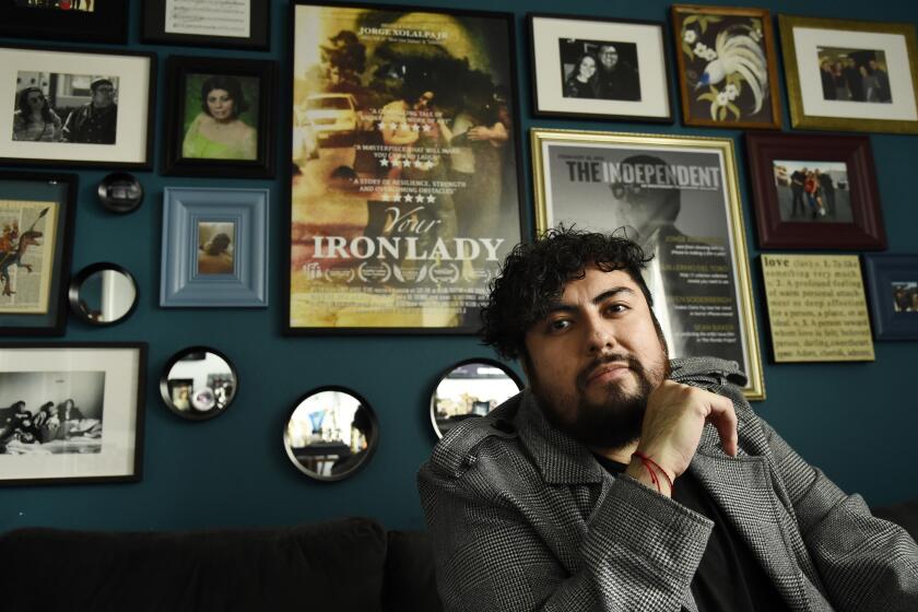 Jorge Xolalpa Jr., guionista y director de la película "Your Iron Lady", posa en su casa en Los Ángeles el jueves 28 de enero del 2021. "Your Iron Lady", inspirada en la historia de la madre de Xolalpa, una mexicana inmigrante que trabajó duro en EE.UU. para sacarlo a él y sus hermanas adelante, es considerada para una nominación al Globo de Oro a la mejor cinta en lengua extranjera. (AP Foto/Chris Pizzello)