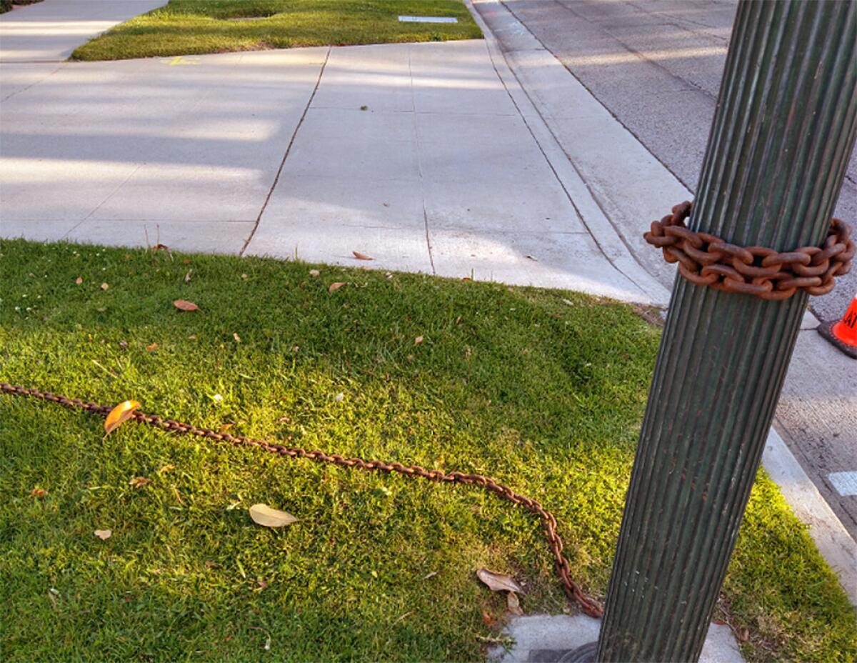 A truck and a large chain: Thieves make off with Pasadena’s bronze light poles