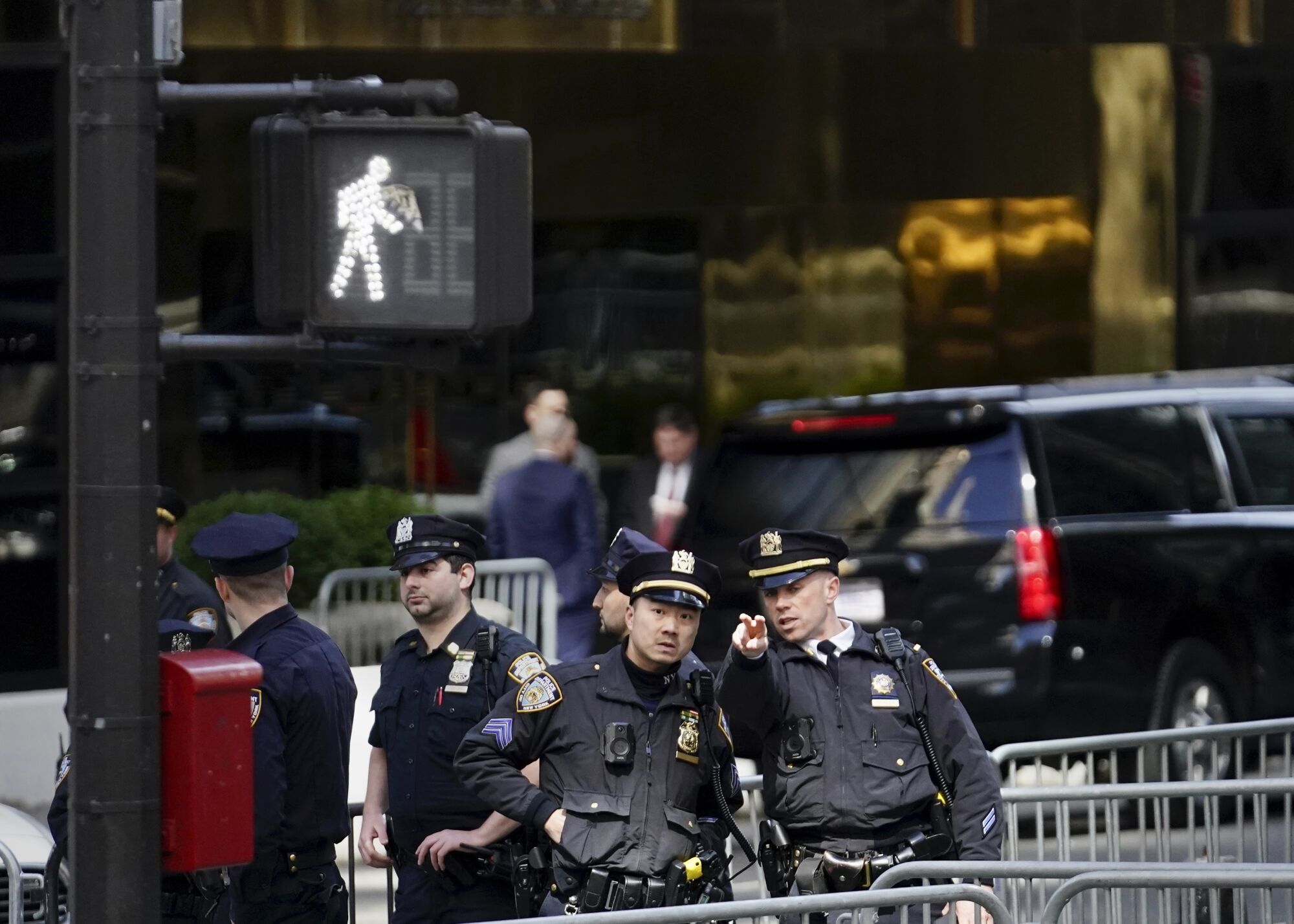 New York polis memurları kaldırımların kapatılmasını yönetiyor 