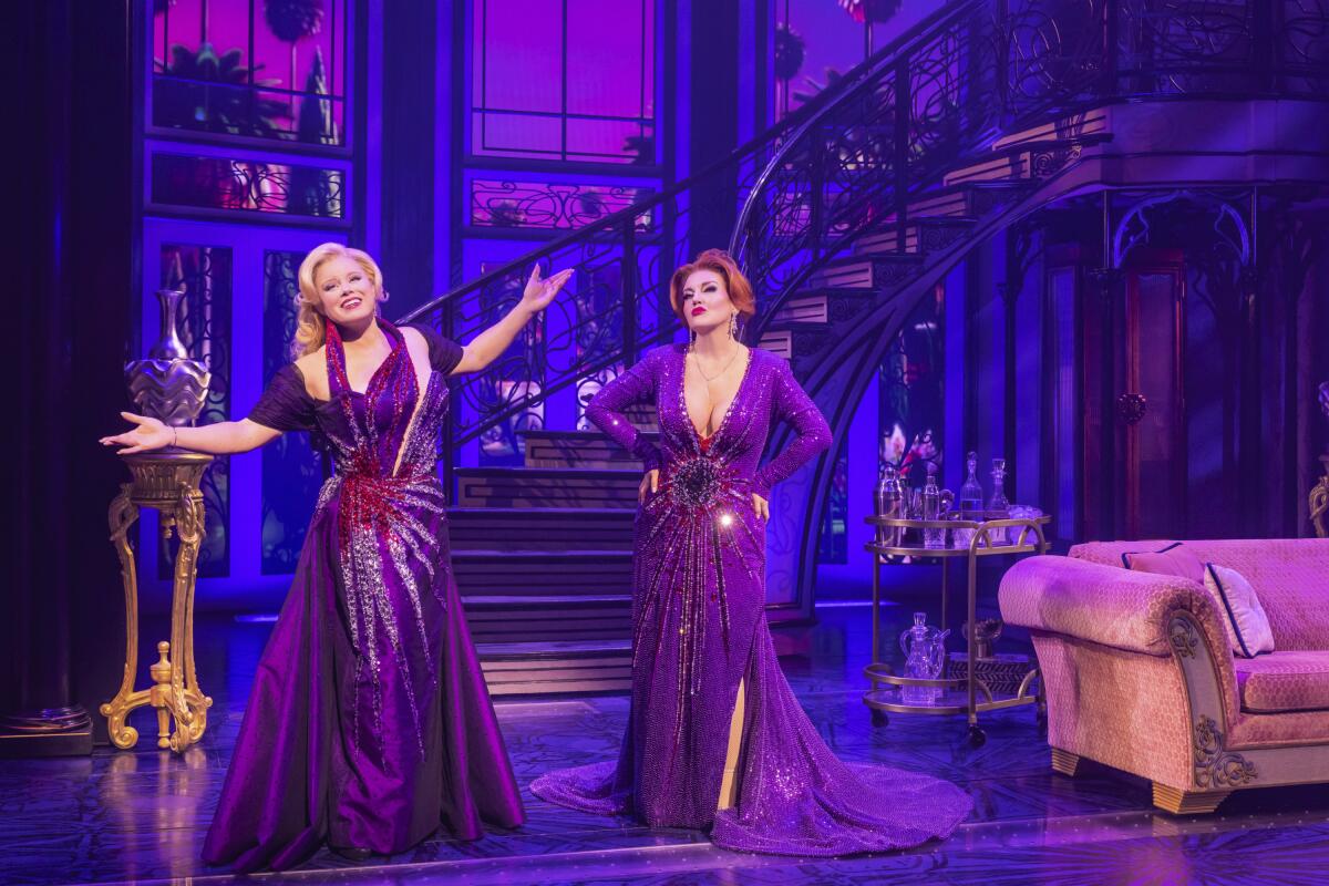 Esta imagen publicada por Polk & Co. muestra a Megan Hilty, a la izquierda, y Jennifer Simard