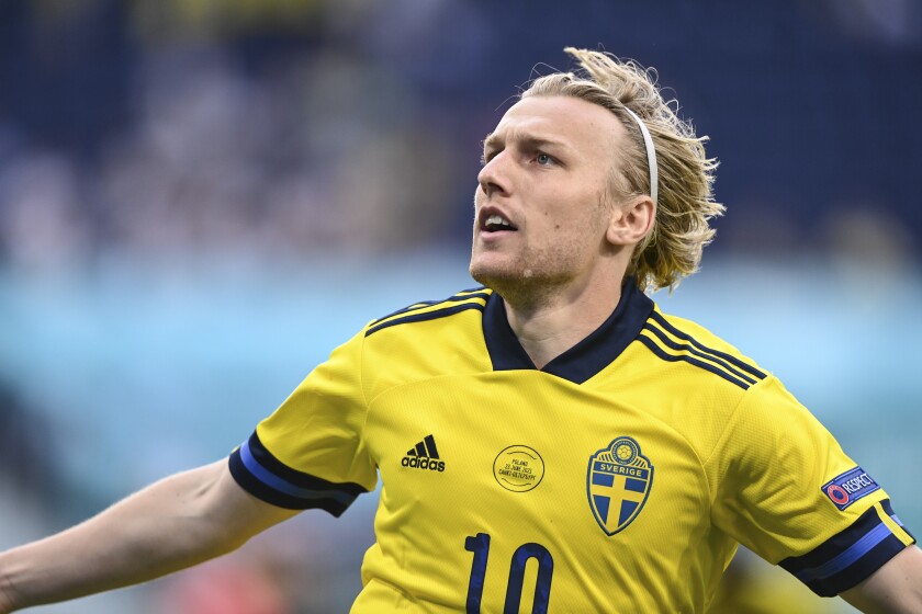 Emil Forsberg festeja tras anotar el primer gol de Suecia ante Polonia en la Euro 2020