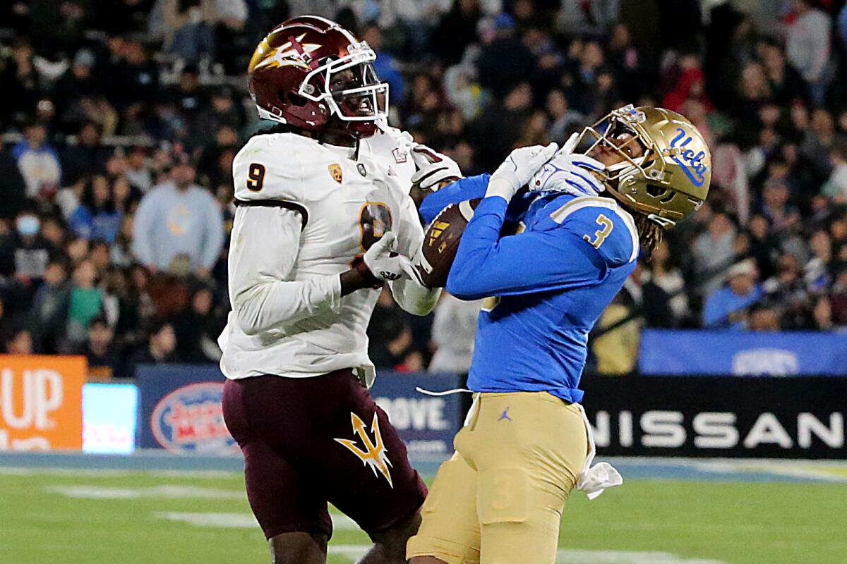 Pasadena, CA - UCLA defans oyuncusu Devin Kirkwood amaçlanan pası bozuyor.