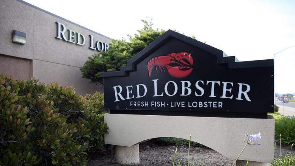 Un anuncio es puesto frente a un restaurante Red Lobster el 16 de mayo de 2014, en San Bruno, California