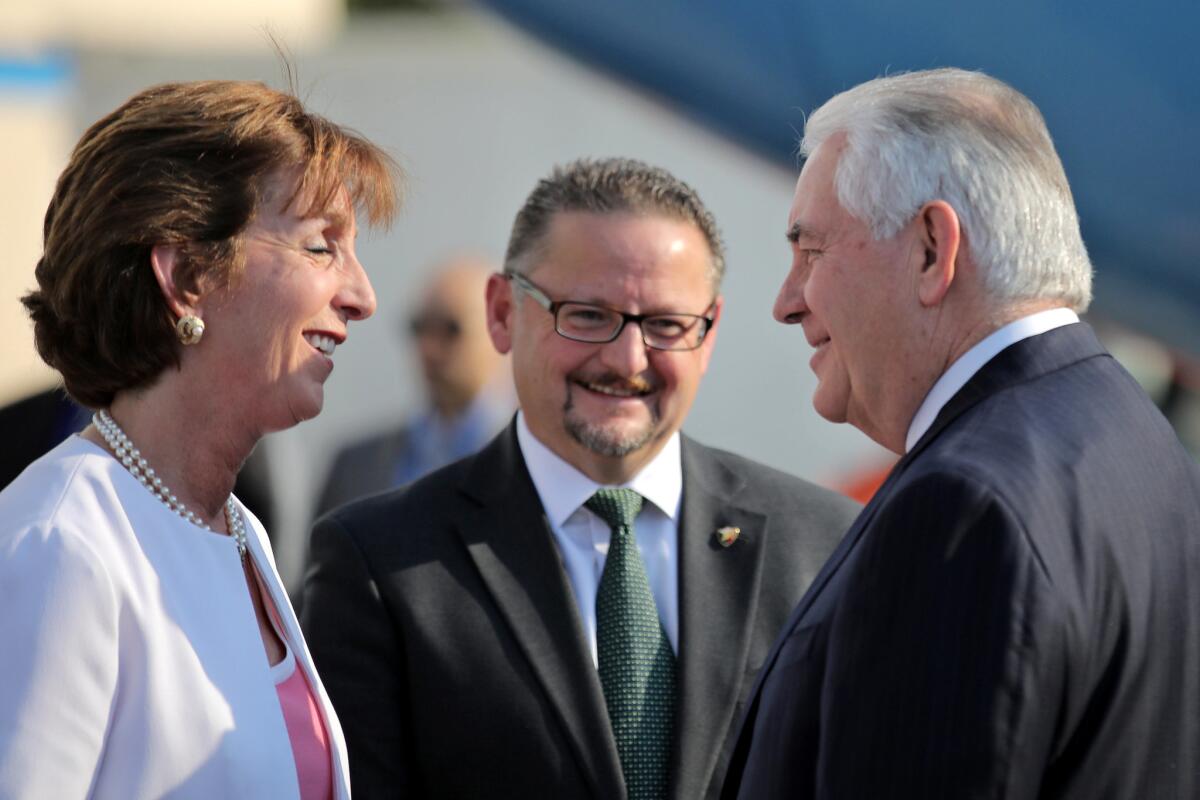Secretario de Estado de Estados Unidos, Rex Tillerson (d) es recibido por la embajadora Roberta Jacobson (l) y Mauricio Ibarra, director de los Asuntos de de Norte América en México.
