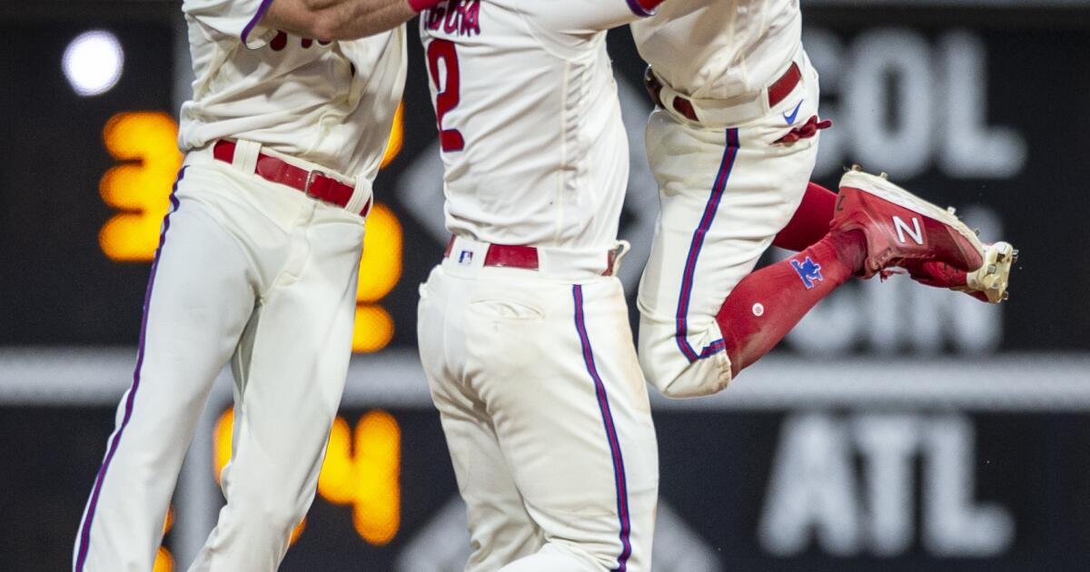 Phillies top Yankees 8-7 for 3rd straight walkoff victory