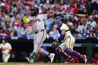 El dominicano Marcell Ozuna, de los Bravos de Atlanta, conecta un jonrón de tres carreras ante los Filis de Filadelfia en el duelo del sábado 30 de marzo de 2024 (AP Foto/Derik Hamilton)