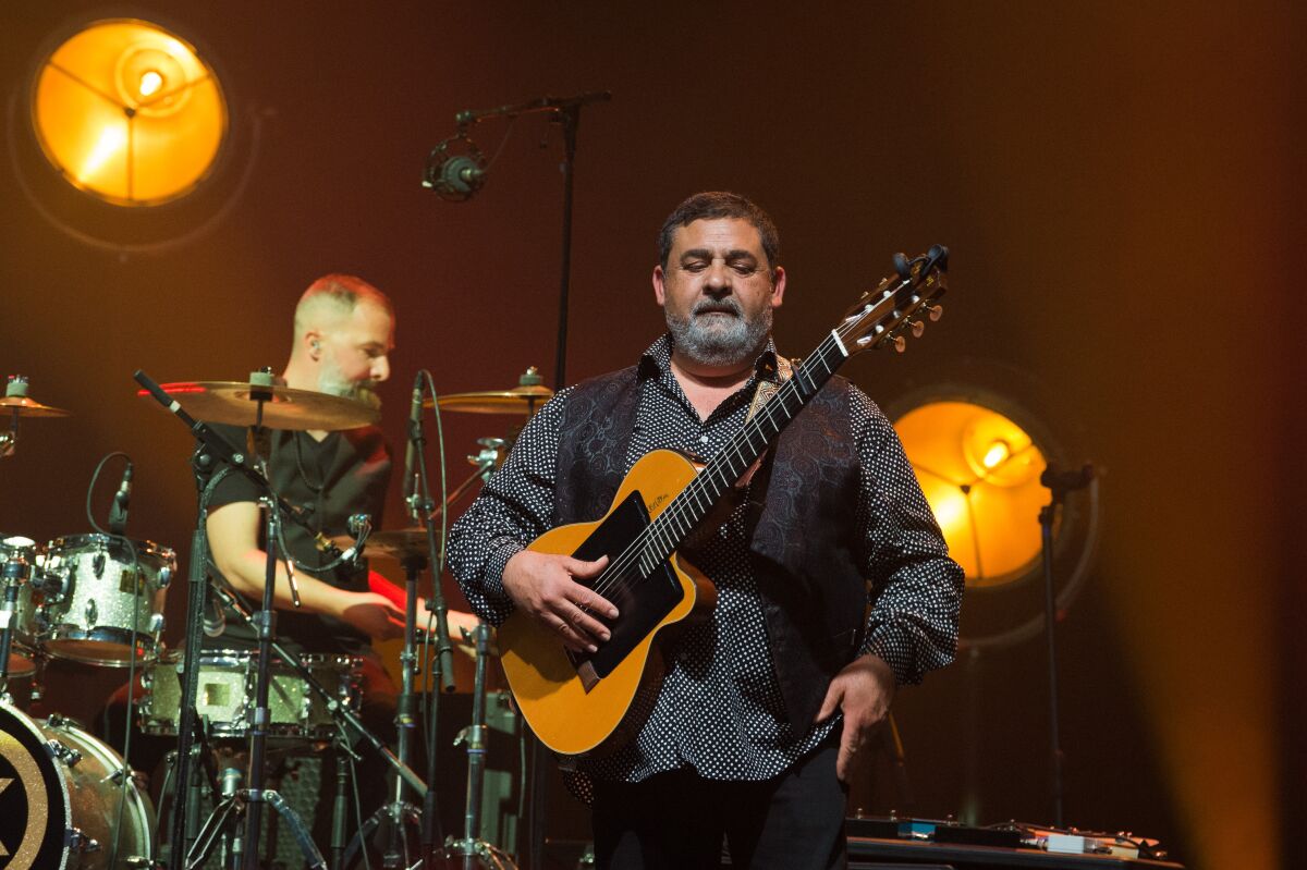 Gipsy Kings'in kurucu ortağı ve baş gitaristi Tonino Baliardo, L'Olympia, Paris, Fransa, 13 Nisan 2019