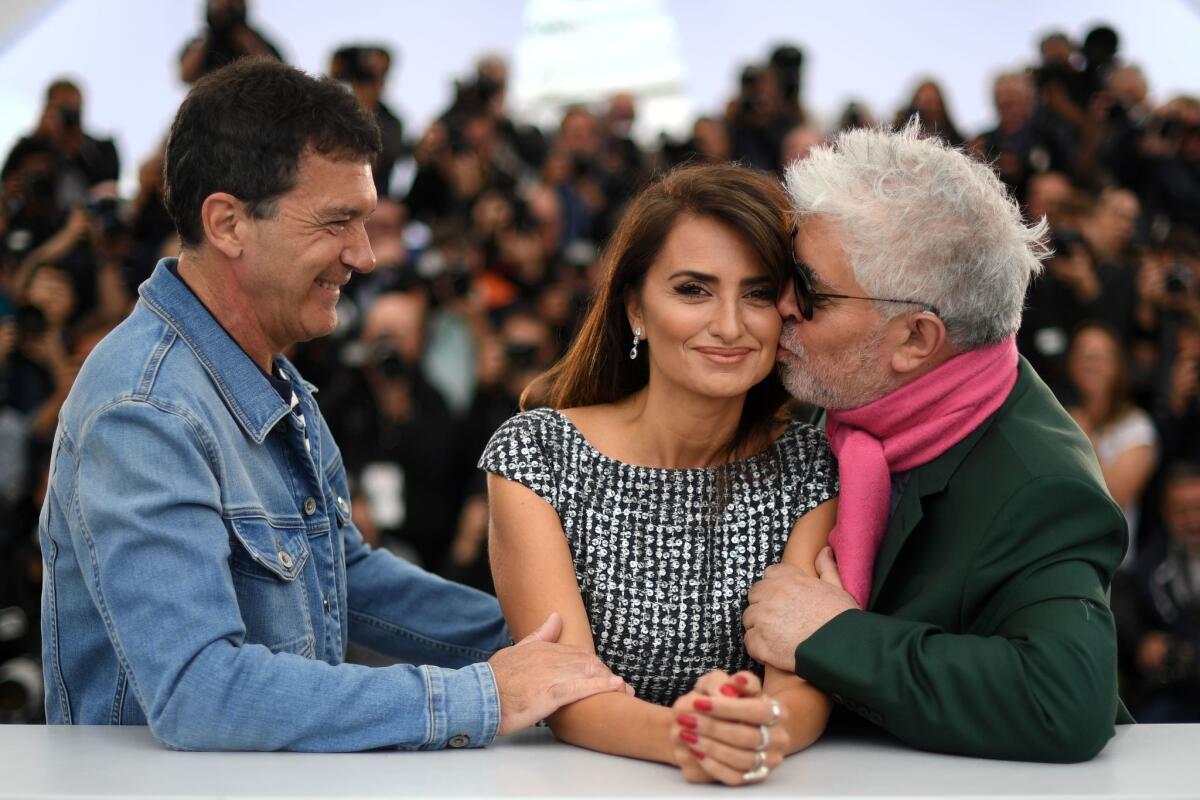 El director Pedro Almodóvar besa a la actriz Penélope Cruz mientras posan con el también actor Antonio Banderas en la alfombra roja de la cinta “Dolor y Gloria" en el Festival de Cannes.