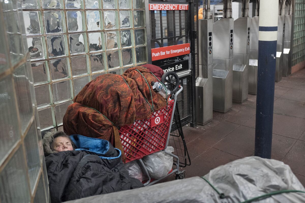 Anuncian plan para retirar a indigentes del Metro de Nueva York - Los  Angeles Times