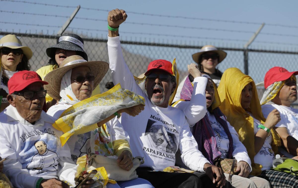 Un grupo de inmigrantes invitados vitorean en El Paso, Texas, mientras aguardan a ver al papa Francisco en Ciudad Juárez, México, desde un sitio a orillas del río Bravo junto a la cerca fronteriza, el miércoles 17 de febrero de 2016. (Foto AP/Eric Gay)