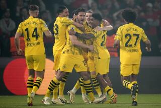 Mats Hummels (centro) celebra con sus compañeros de Borussia Dortmund tras marcar el gol para la victoria 1-0 ante el Paris Saint-Germain en las semifinales de la Liga de Campeones, el martes 7 de mayo de 2024. (AP Foto/Christophe Ena)