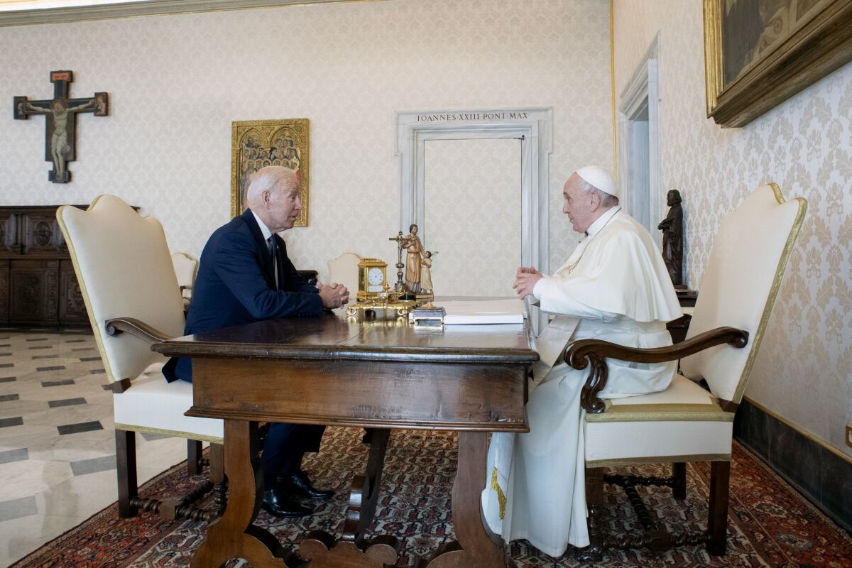 El presidente de EEUU, Joe Biden (i), conversa con el Papa Francisco en el Vaticano.
