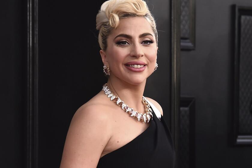 ARCHIVO - Lady Gaga llega a la 64ta entrega anual de los premios Grammy, en Las Vegas, el 3 de abril de 2022. Las autoridades federales ofrecen una recompensa de 5.000 dolares por informacion sobre el hombre que presuntamente le disparo al paseador de perros de Lady Gaga el ano pasado en Hollywood y robo dos bulldogs franceses de la estrella pop. El hombre fue liberado por error en abril y esta desaparecido. (Foto por Jordan Strauss/Invision/AP, archivo)