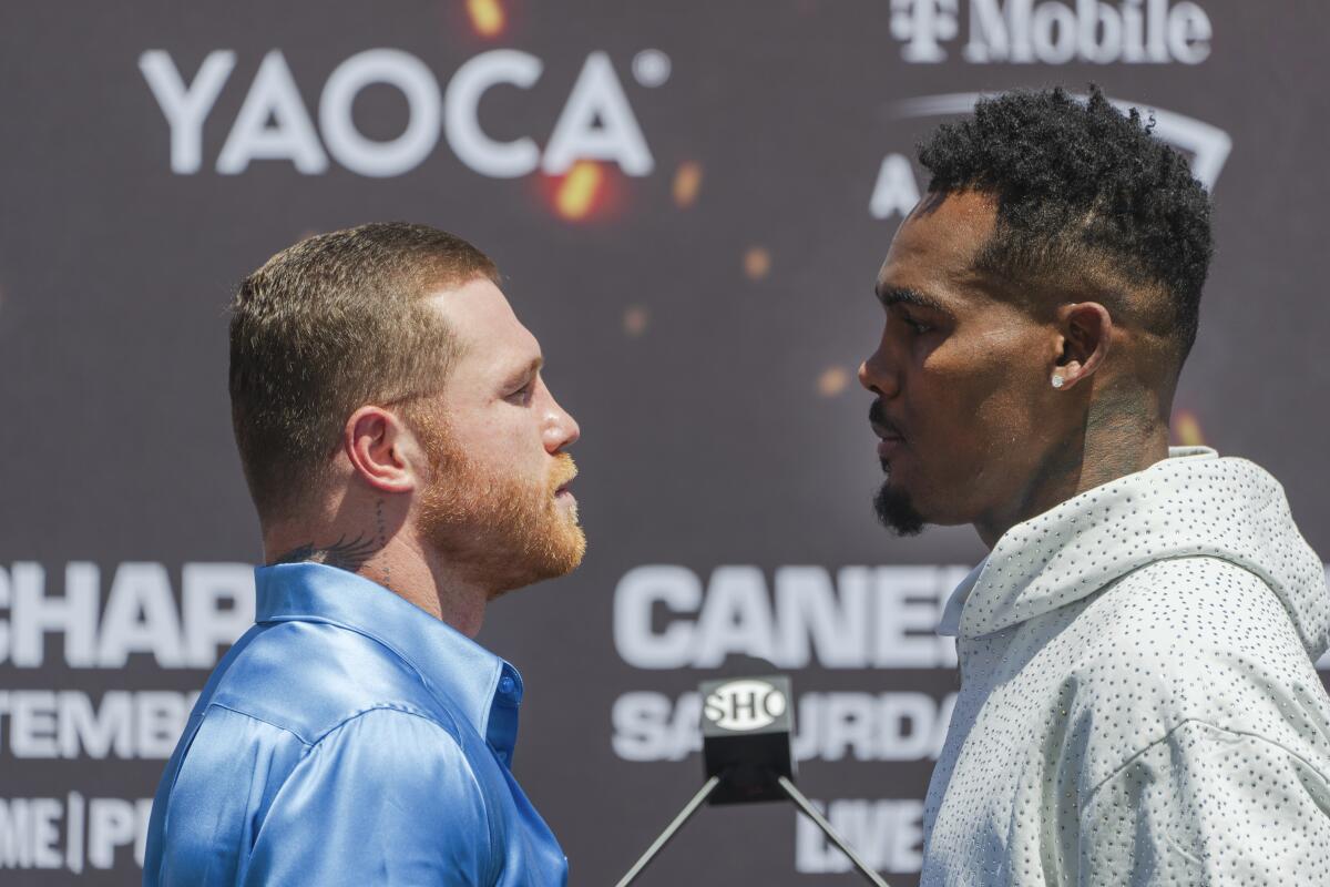 El indiscutible campeón mundial de los súper medianos, Canelo Álvarez, izquierda, 