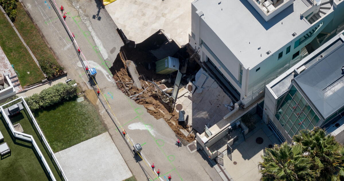 Nicolas Cage battles sinkhole that threatened his Malibu home - BERITAJA