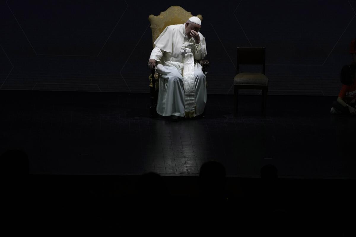 El papa Francisco gesticula durante un encuentro anual de organizaciones profamilia 