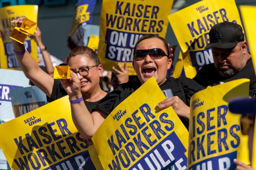 LOS ANGELES, CA - OCTOBER 04: On the first day of three day strike Kaiser employees picket and rally at Kaiser Permanente Los Angeles Medical Center on Wednesday, Oct. 4, 2023 in Los Angeles, CA. (Irfan Khan / Los Angeles Times)