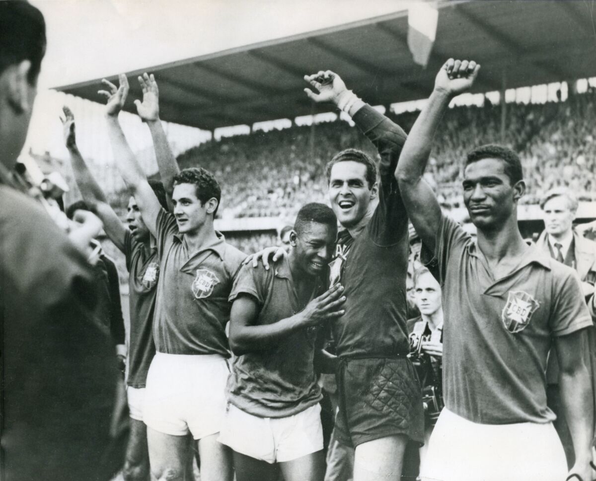 Pelé dies: Brazilian soccer legend was 3-time World Cup winner - Los ...