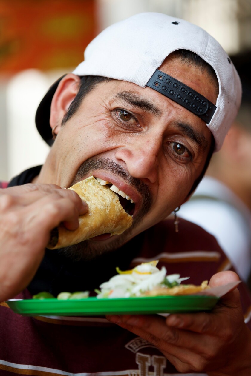 26 de marzo de 2021: un hombre come unos tacos en un restaurante en la Ciudad de México (lanzado el 31 de marzo de 2021). EFE-EPA / José Mendes