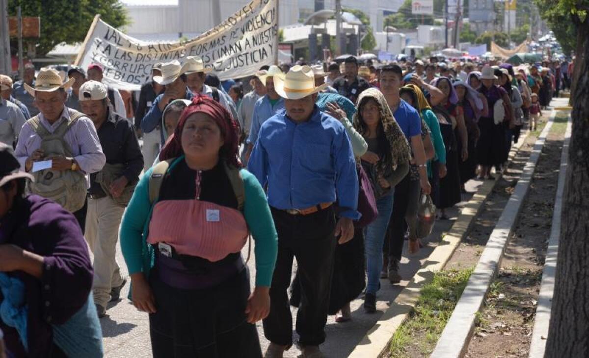 Indígenas protestan este martes en una de las principales calles de la ciudad de Tuxtla Gutiérrez, en el sureño estado de Chiapas (México). EFE/Carlos López