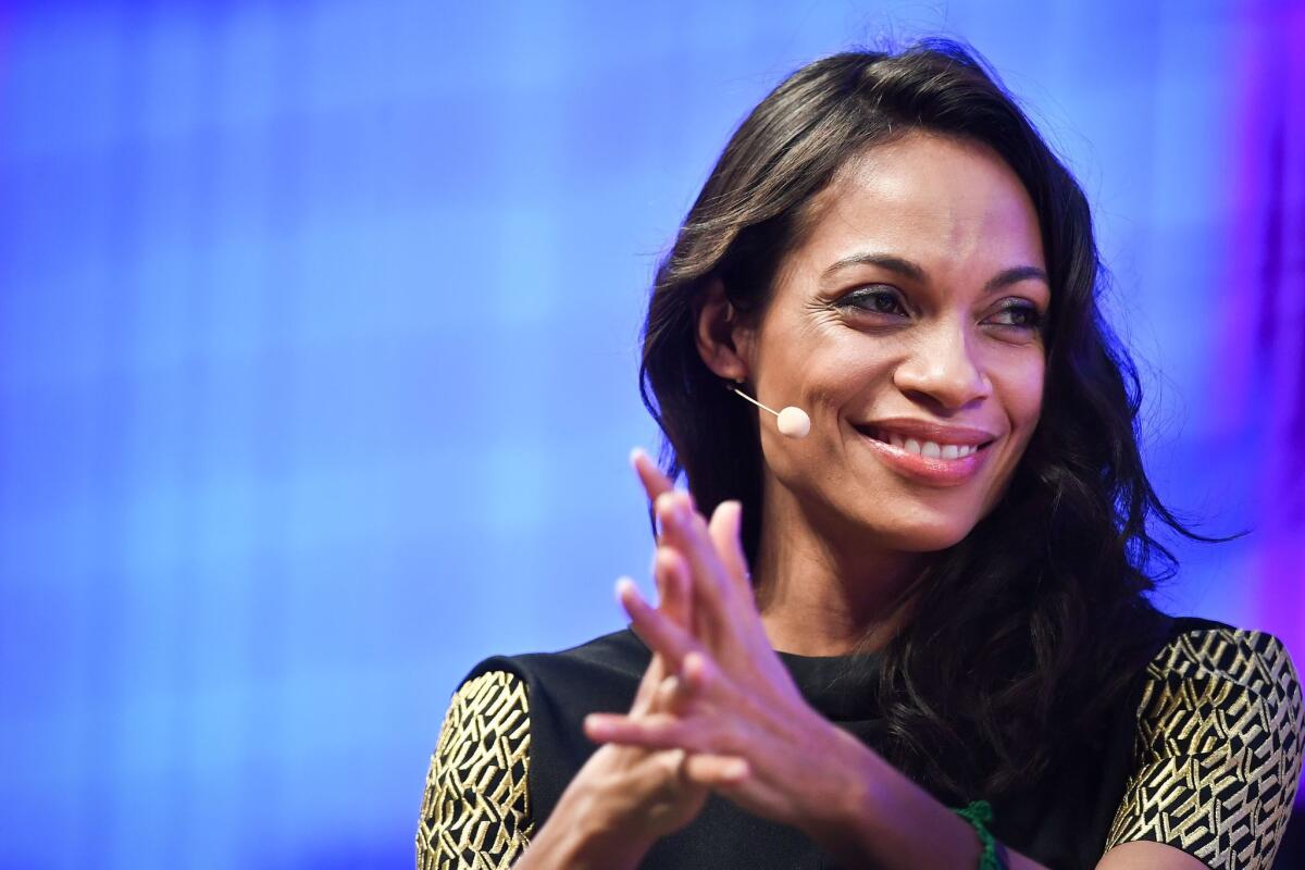 La actriz Rosario Dawson muestra su apoyo a los que se encuentran amenazados por medidas de Trump.